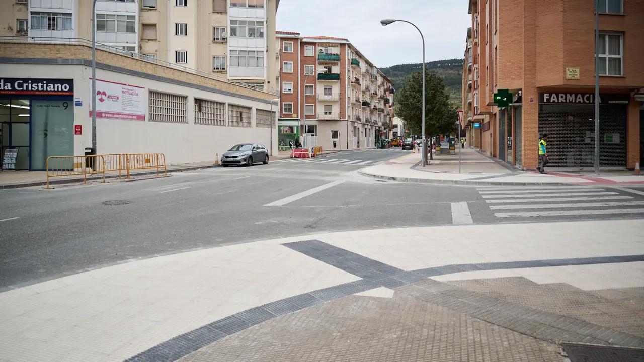 La Gerencia y la Comisión de Urbanismo visitan las obras de mejora de la caminabilidad que se están llevando a cabo en la calle Ansoáin. PABLO LASAOSA