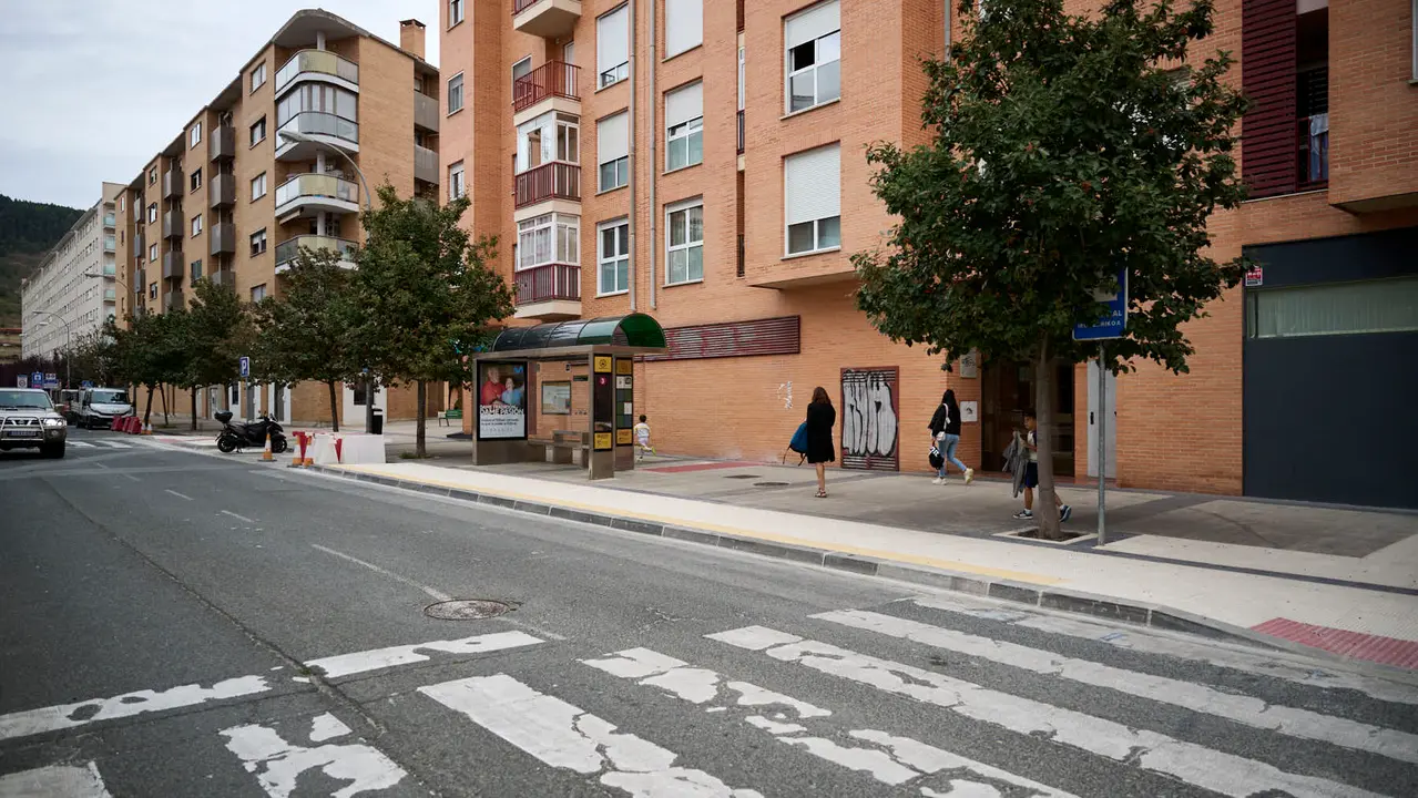 La Gerencia y la Comisión de Urbanismo visitan las obras de mejora de la caminabilidad que se están llevando a cabo en la calle Ansoáin. PABLO LASAOSA