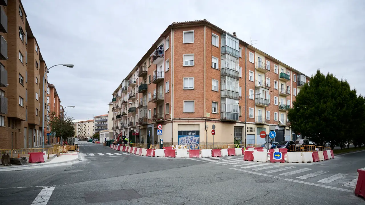 La Gerencia y la Comisión de Urbanismo visitan las obras de mejora de la caminabilidad que se están llevando a cabo en la calle Ansoáin. PABLO LASAOSA