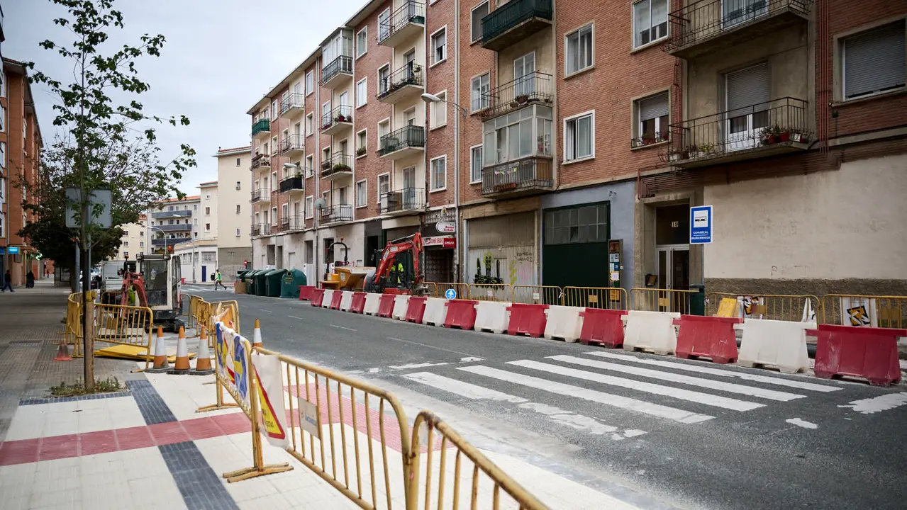 La Gerencia y la Comisión de Urbanismo visitan las obras de mejora de la caminabilidad que se están llevando a cabo en la calle Ansoáin. PABLO LASAOSA
