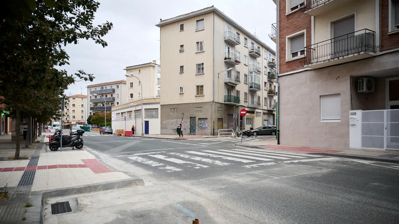 La Gerencia y la Comisión de Urbanismo visitan las obras de mejora de la caminabilidad que se están llevando a cabo en la calle Ansoáin. PABLO LASAOSA