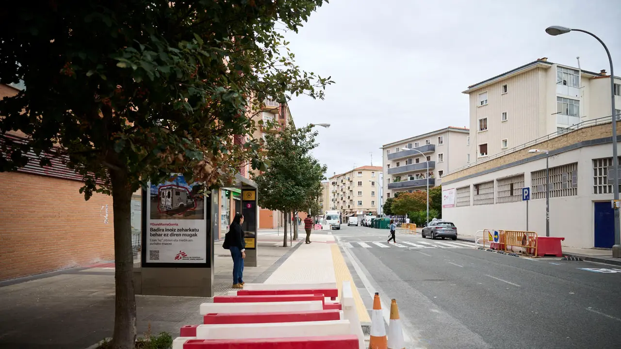 La Gerencia y la Comisión de Urbanismo visitan las obras de mejora de la caminabilidad que se están llevando a cabo en la calle Ansoáin. PABLO LASAOSA
