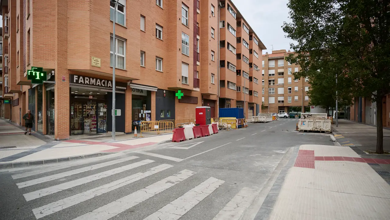 La Gerencia y la Comisión de Urbanismo visitan las obras de mejora de la caminabilidad que se están llevando a cabo en la calle Ansoáin. PABLO LASAOSA