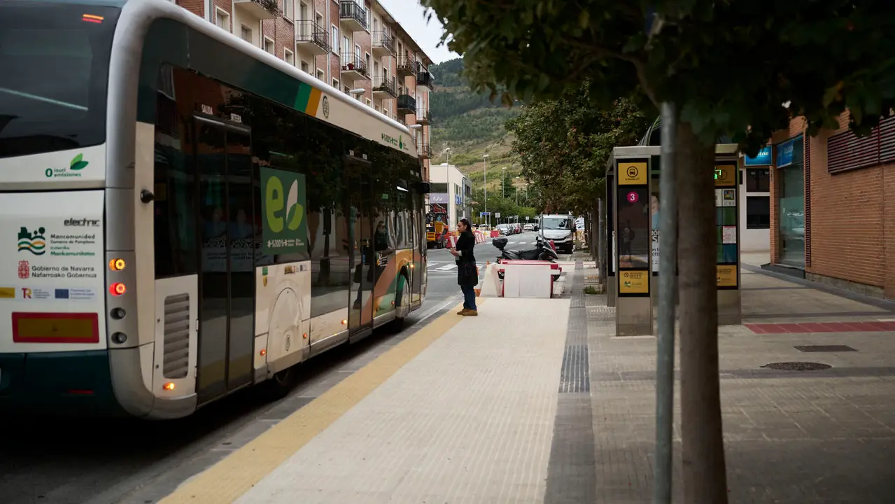 La Gerencia y la Comisión de Urbanismo visitan las obras de mejora de la caminabilidad que se están llevando a cabo en la calle Ansoáin. PABLO LASAOSA