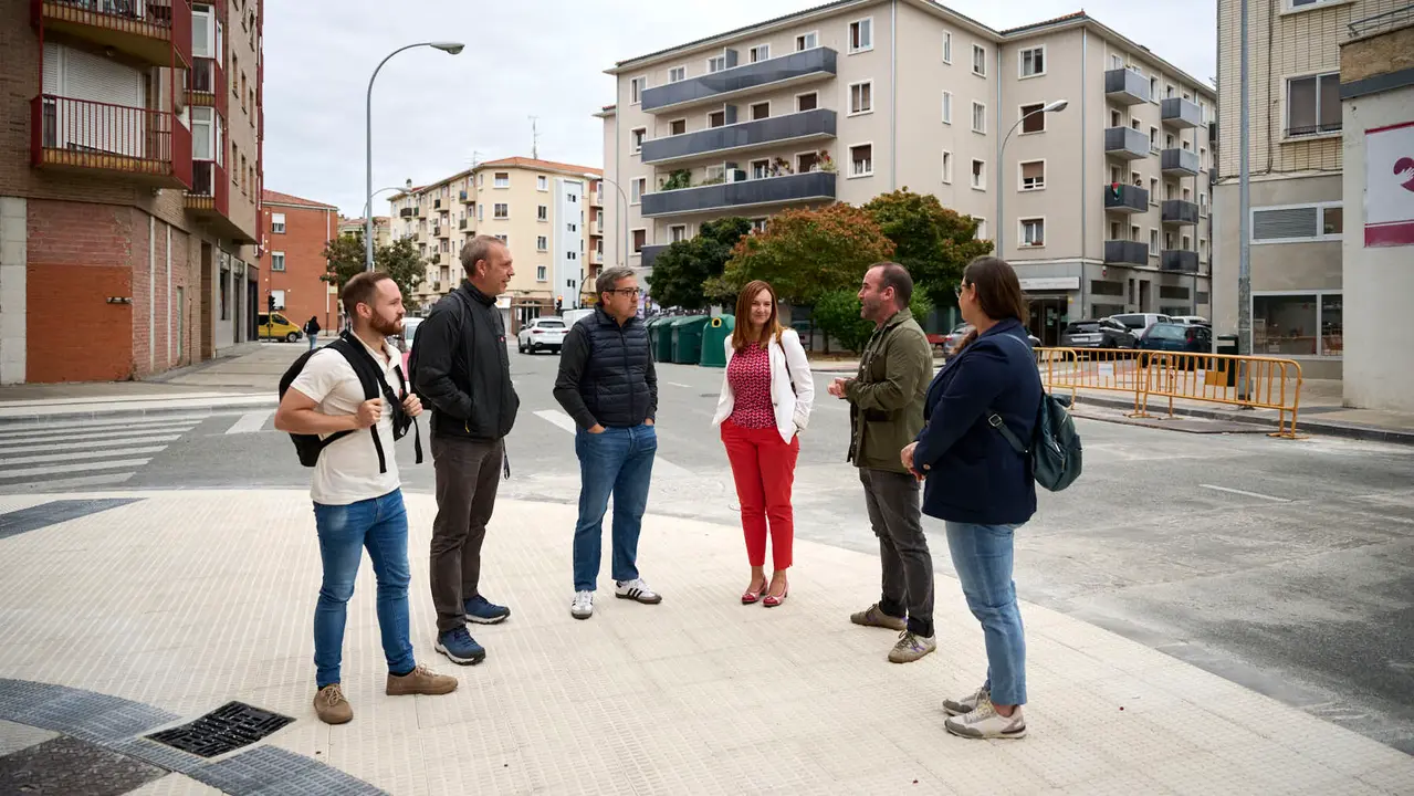 La Gerencia y la Comisión de Urbanismo visitan las obras de mejora de la caminabilidad que se están llevando a cabo en la calle Ansoáin. PABLO LASAOSA