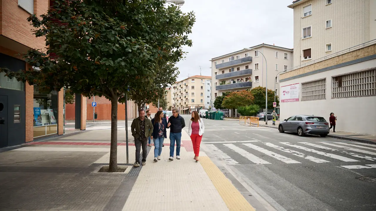 La Gerencia y la Comisión de Urbanismo visitan las obras de mejora de la caminabilidad que se están llevando a cabo en la calle Ansoáin. PABLO LASAOSA