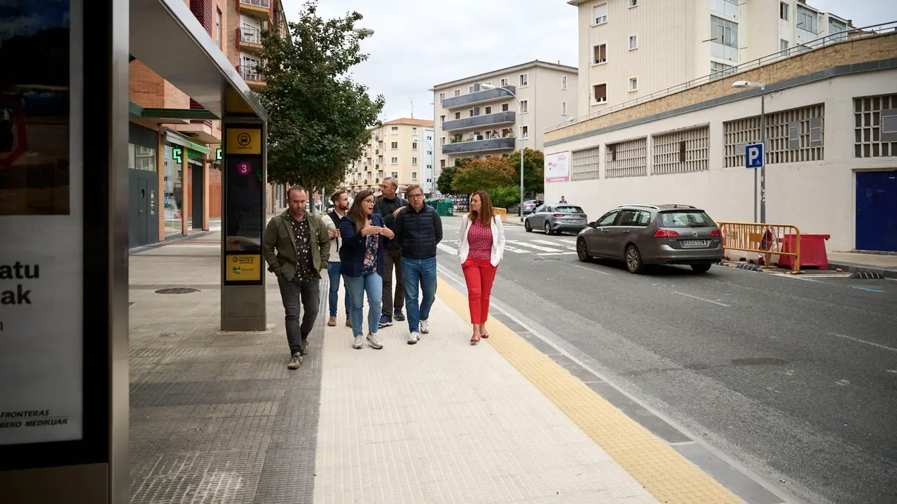La Gerencia y la Comisión de Urbanismo visitan las obras de mejora de la caminabilidad que se están llevando a cabo en la calle Ansoáin. PABLO LASAOSA