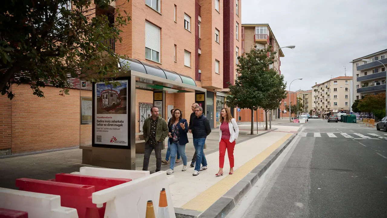 La Gerencia y la Comisión de Urbanismo visitan las obras de mejora de la caminabilidad que se están llevando a cabo en la calle Ansoáin. PABLO LASAOSA