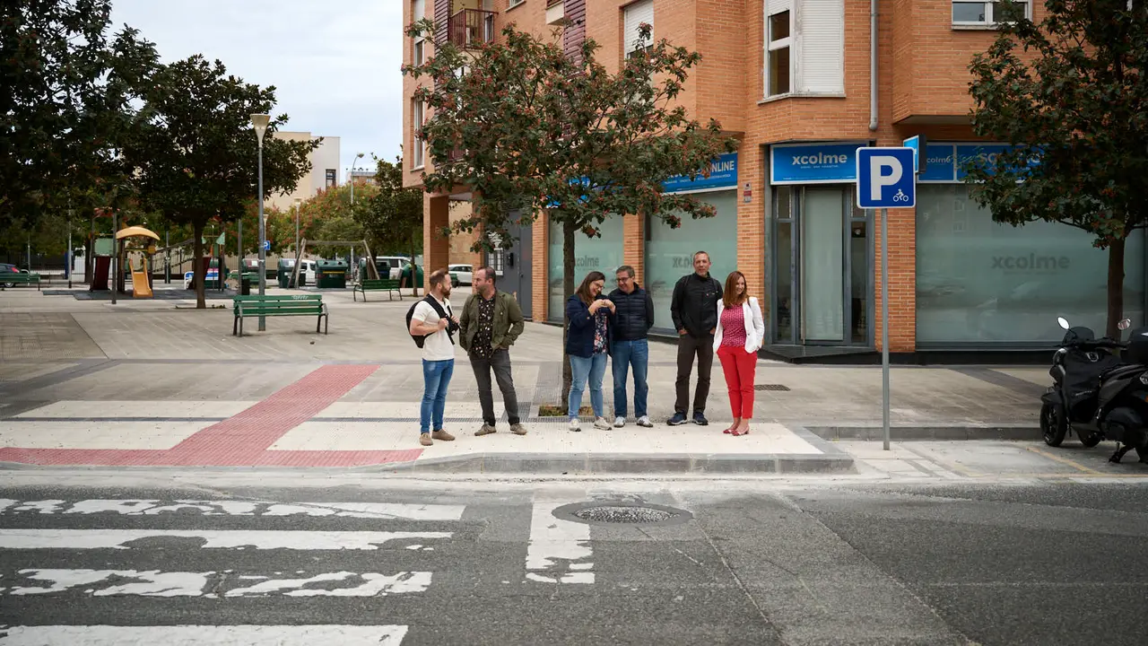 La Gerencia y la Comisión de Urbanismo visitan las obras de mejora de la caminabilidad que se están llevando a cabo en la calle Ansoáin. PABLO LASAOSA