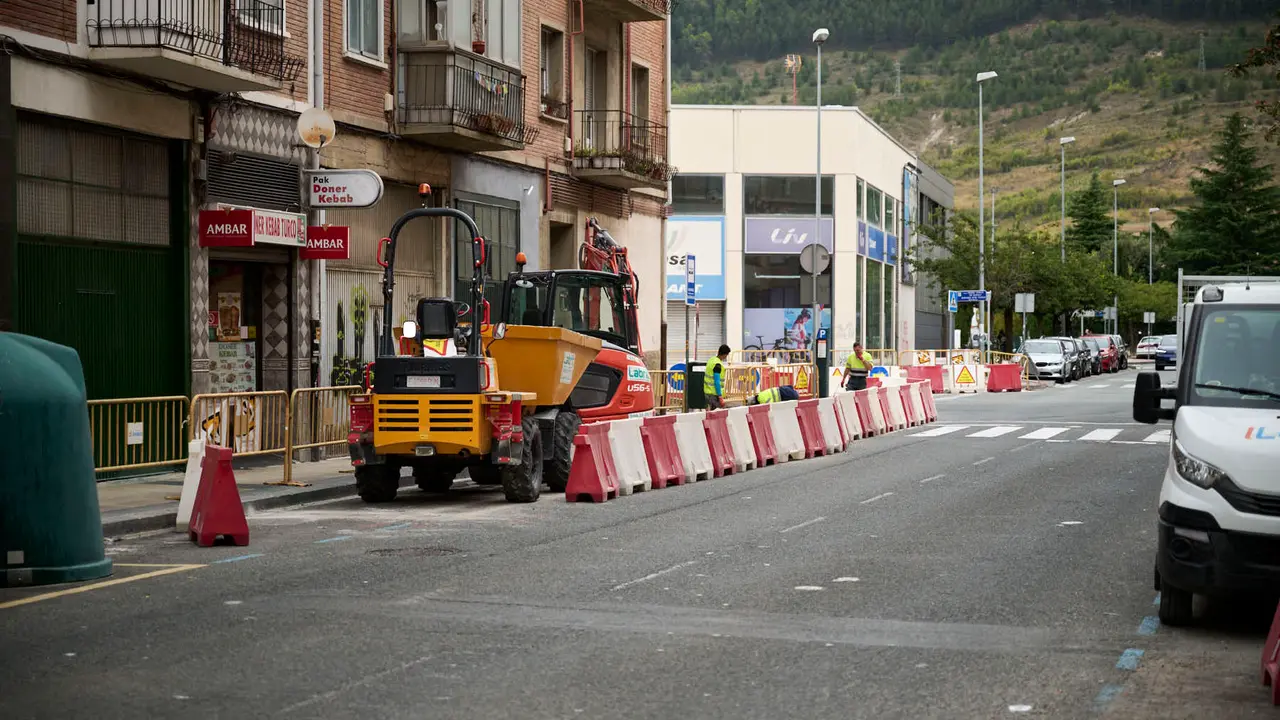 La Gerencia y la Comisión de Urbanismo visitan las obras de mejora de la caminabilidad que se están llevando a cabo en la calle Ansoáin. PABLO LASAOSA