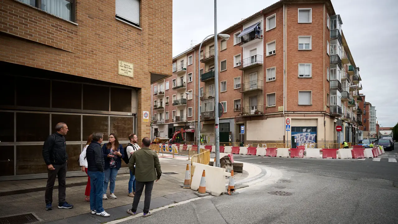 La Gerencia y la Comisión de Urbanismo visitan las obras de mejora de la caminabilidad que se están llevando a cabo en la calle Ansoáin. PABLO LASAOSA