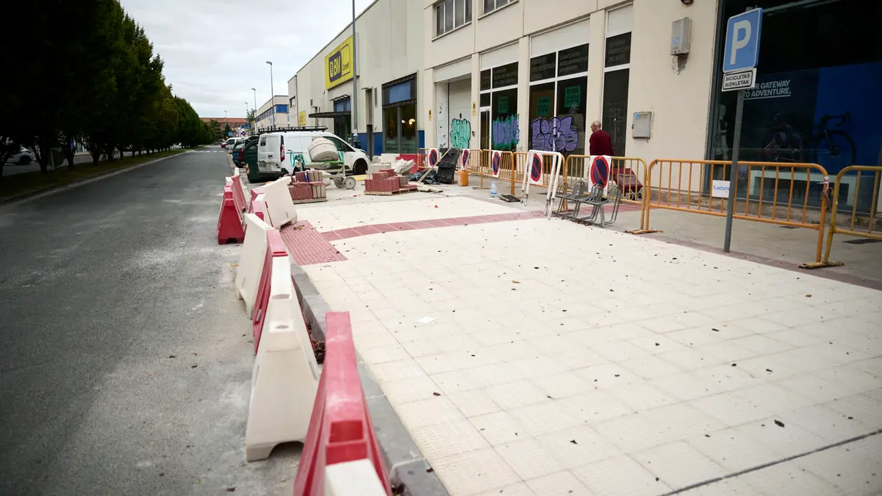La Gerencia y la Comisión de Urbanismo visitan las obras de mejora de la caminabilidad que se están llevando a cabo en la calle Ansoáin. PABLO LASAOSA