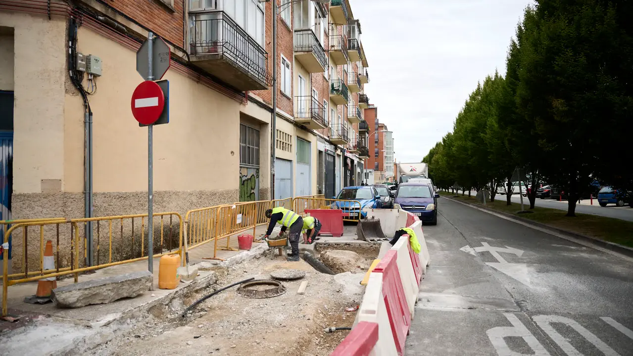 La Gerencia y la Comisión de Urbanismo visitan las obras de mejora de la caminabilidad que se están llevando a cabo en la calle Ansoáin. PABLO LASAOSA