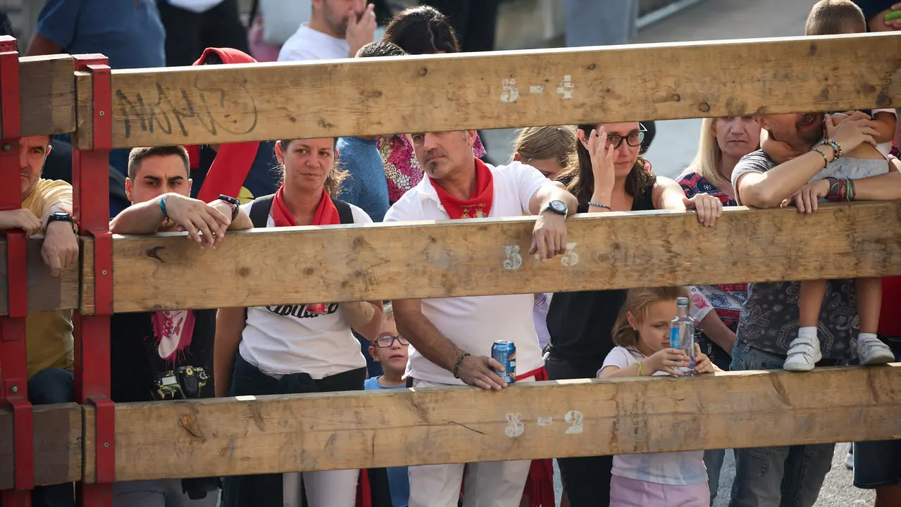 Suelta de vaquillas de la ganadería de Hermanos Ganuza en el casco antiguo durante las fiestas de Zizur Mayor 2025. IÑIGO ALZUGARAY