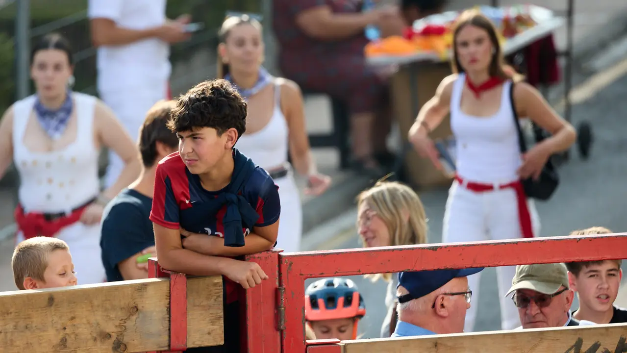 Suelta de vaquillas de la ganadería de Hermanos Ganuza en el casco antiguo durante las fiestas de Zizur Mayor 2025. IÑIGO ALZUGARAY