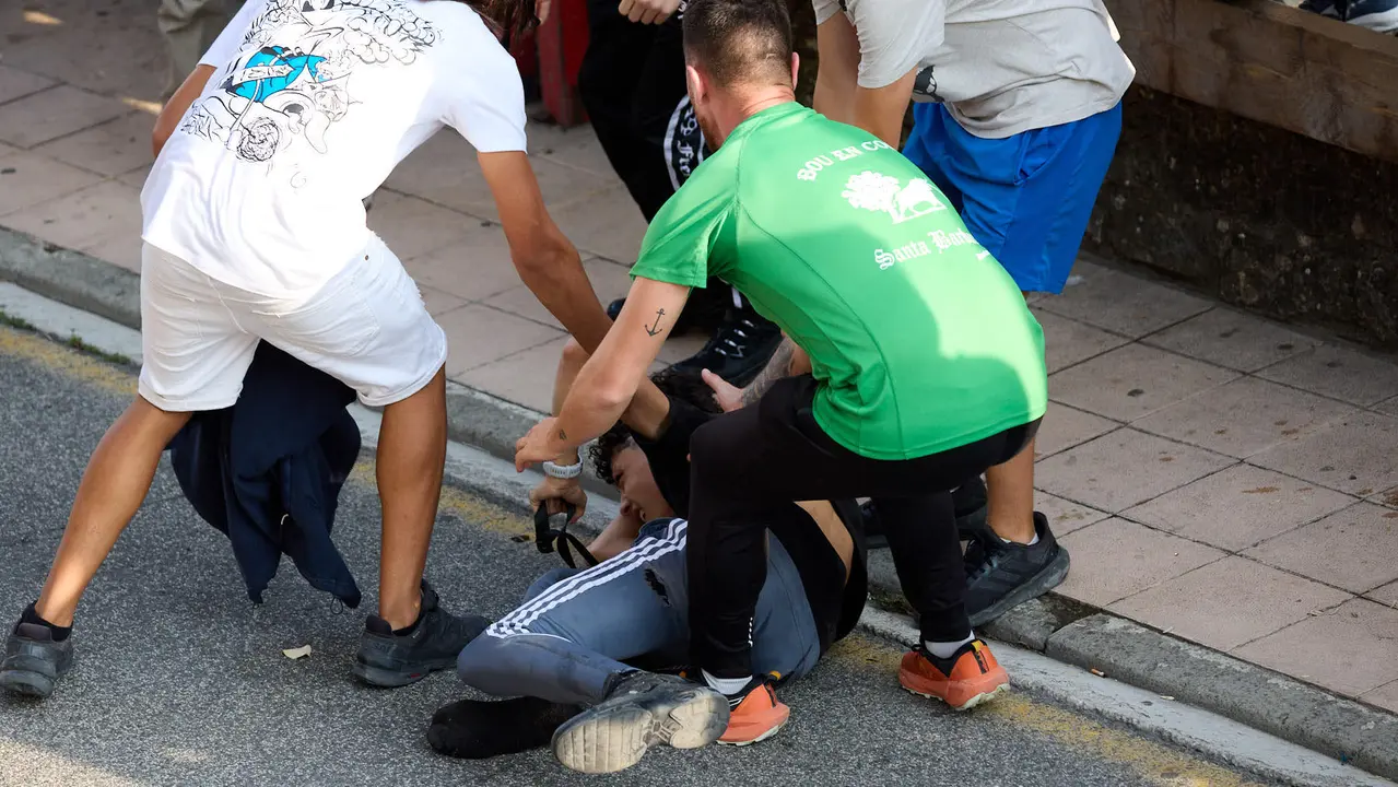 Suelta de vaquillas de la ganadería de Hermanos Ganuza en el casco antiguo durante las fiestas de Zizur Mayor 2025. IÑIGO ALZUGARAY
