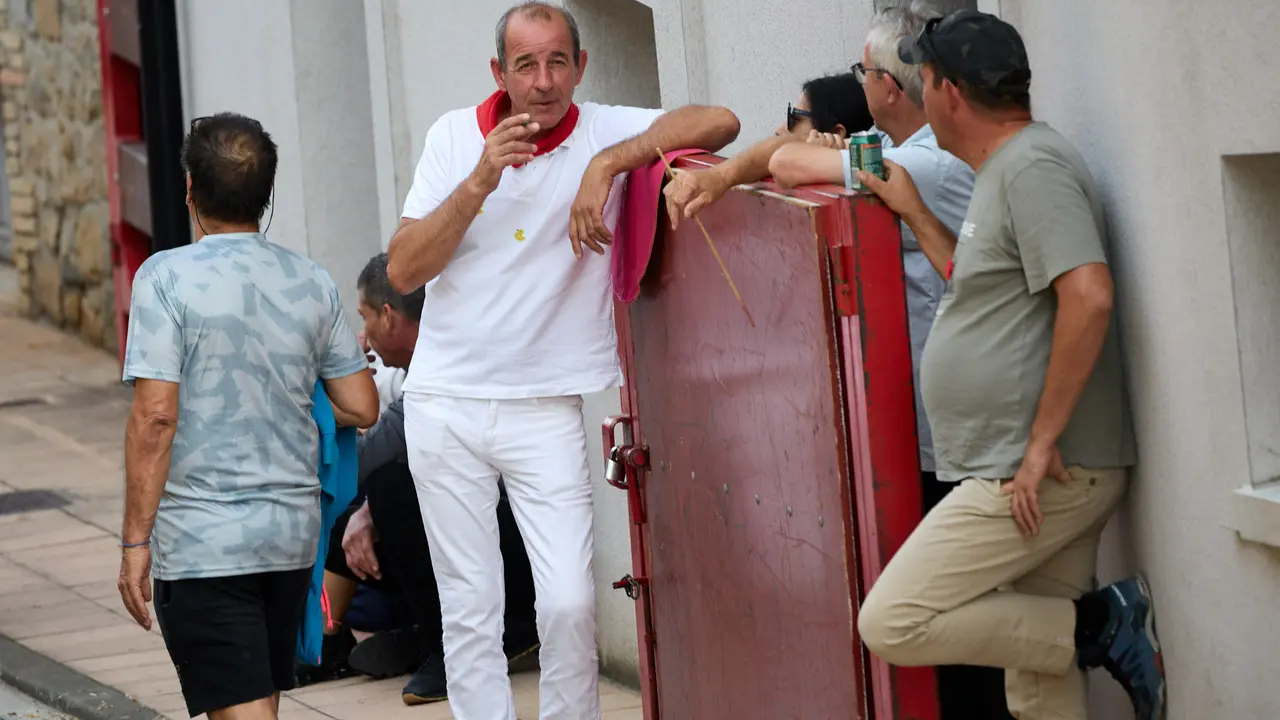 Suelta de vaquillas de la ganadería de Hermanos Ganuza en el casco antiguo durante las fiestas de Zizur Mayor 2025. IÑIGO ALZUGARAY