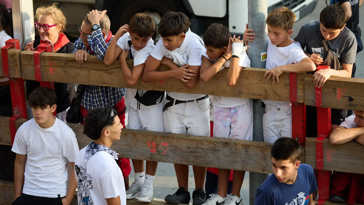 Suelta de vaquillas de la ganadería de Hermanos Ganuza en el casco antiguo durante las fiestas de Zizur Mayor 2025. IÑIGO ALZUGARAY