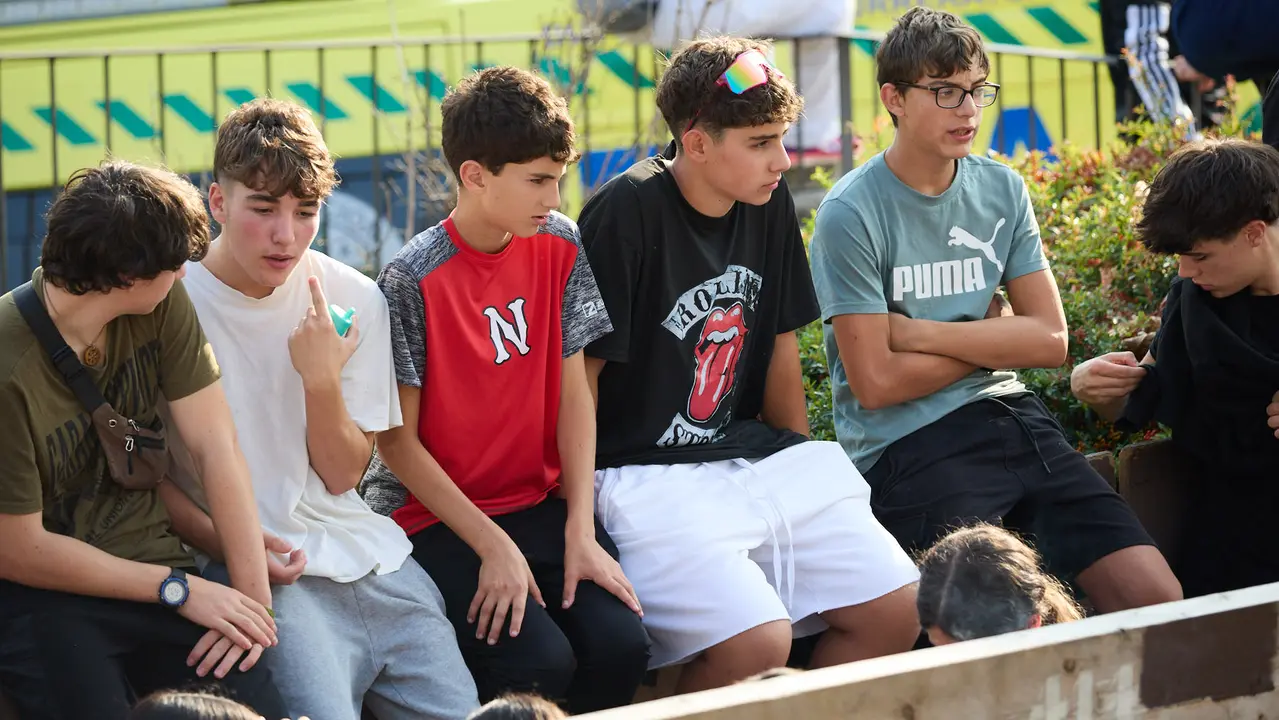 Suelta de vaquillas de la ganadería de Hermanos Ganuza en el casco antiguo durante las fiestas de Zizur Mayor 2025. IÑIGO ALZUGARAY