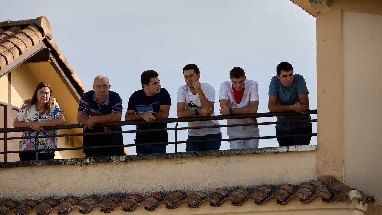 Suelta de vaquillas de la ganadería de Hermanos Ganuza en el casco antiguo durante las fiestas de Zizur Mayor 2025. IÑIGO ALZUGARAY