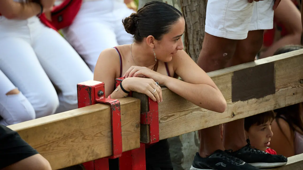 Suelta de vaquillas de la ganadería de Hermanos Ganuza en el casco antiguo durante las fiestas de Zizur Mayor 2025. IÑIGO ALZUGARAY