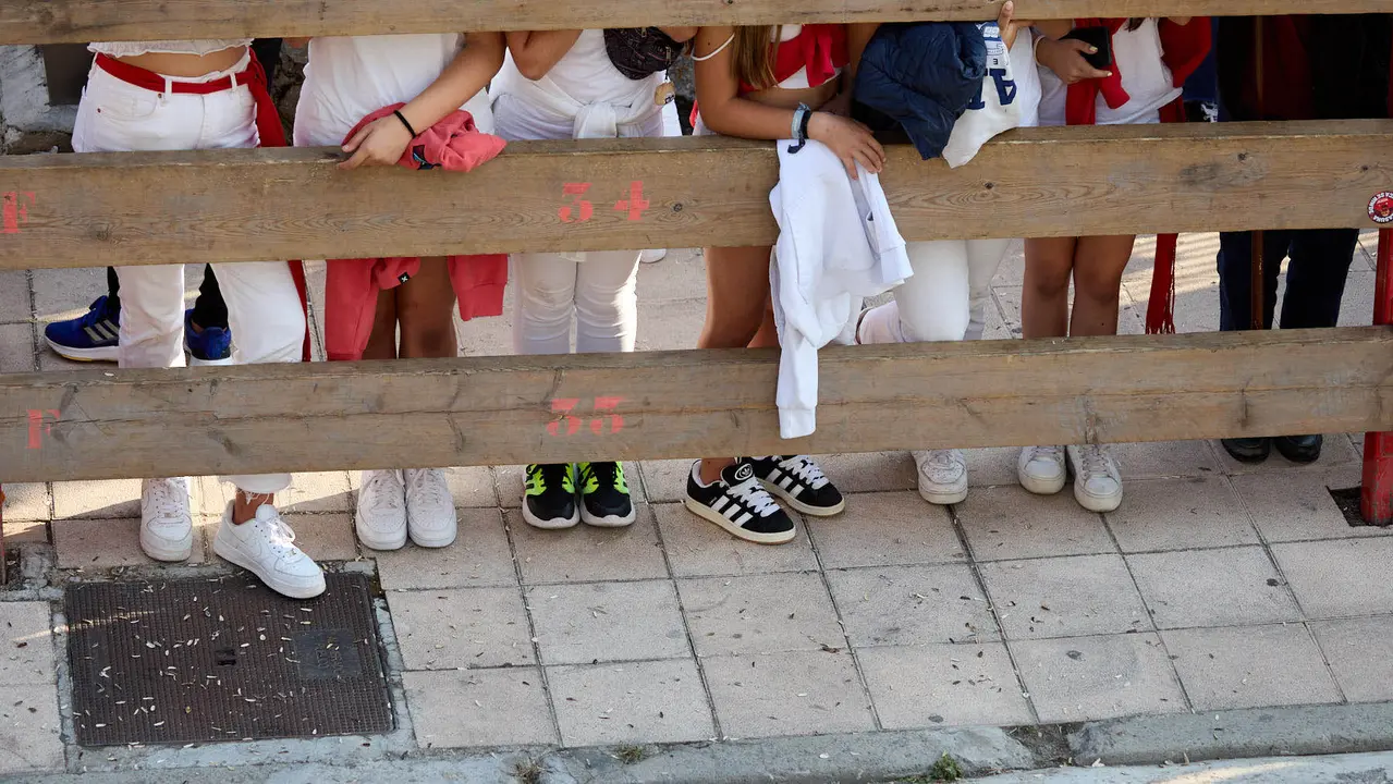 Suelta de vaquillas de la ganadería de Hermanos Ganuza en el casco antiguo durante las fiestas de Zizur Mayor 2025. IÑIGO ALZUGARAY