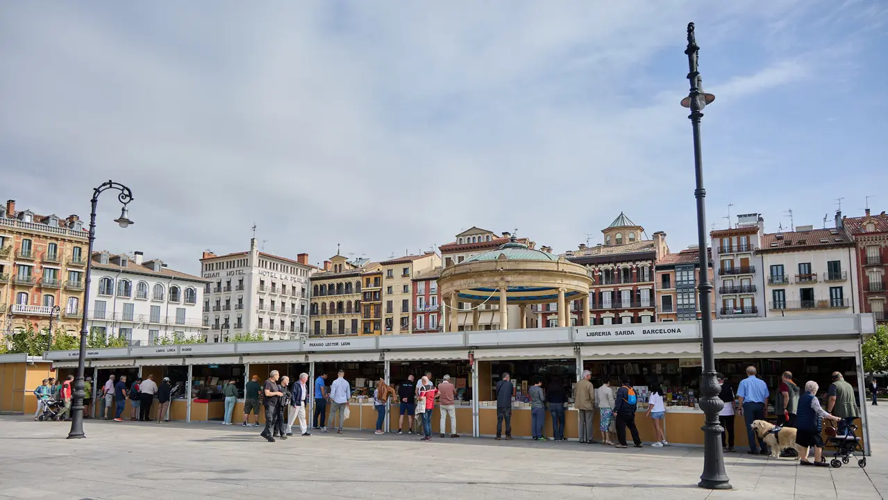 Feria del libro Antiguo y de Ocasión en la plaza del Castillo de Pamplona. IÑIGO ALZUGARAY