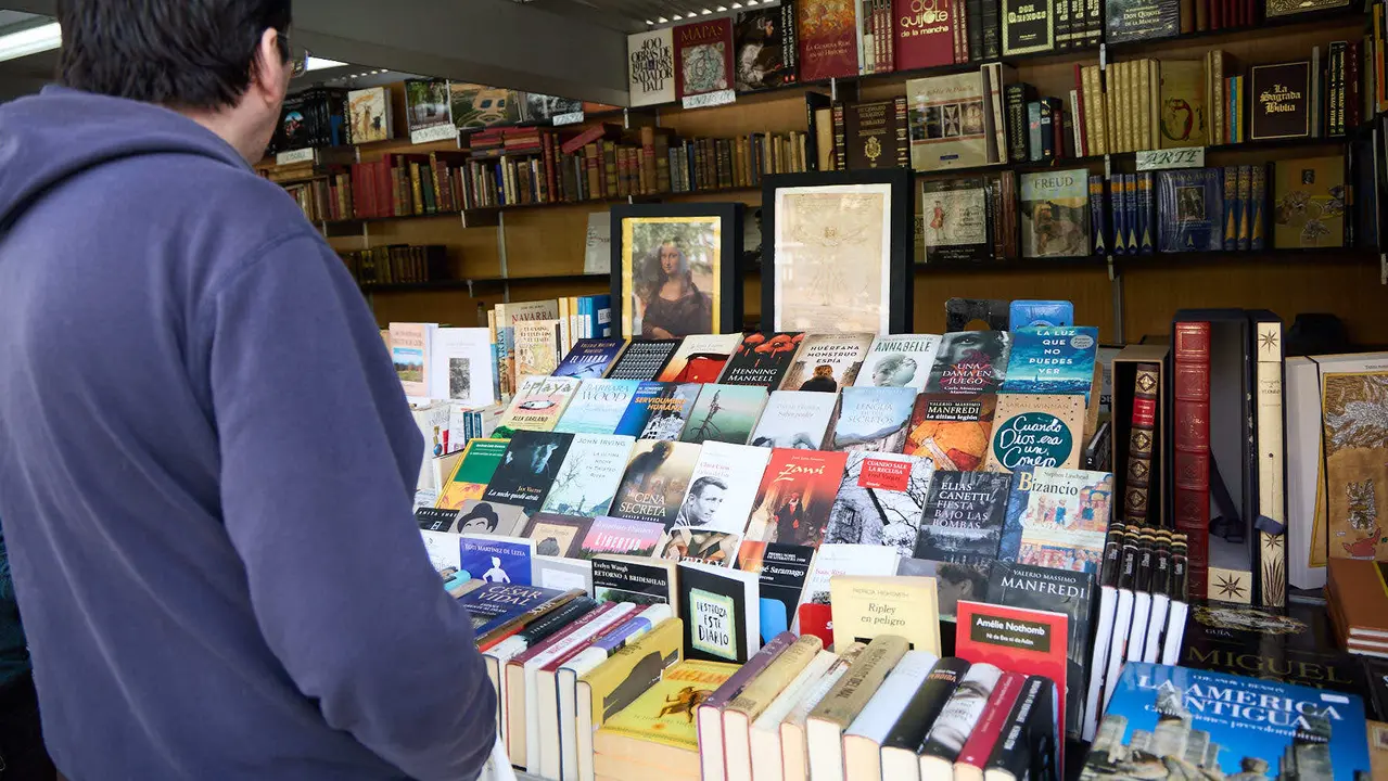 Feria del libro Antiguo y de Ocasión en la plaza del Castillo de Pamplona. IÑIGO ALZUGARAY