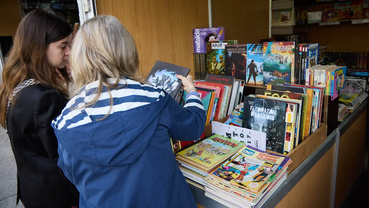 Feria del libro Antiguo y de Ocasión en la plaza del Castillo de Pamplona. IÑIGO ALZUGARAY