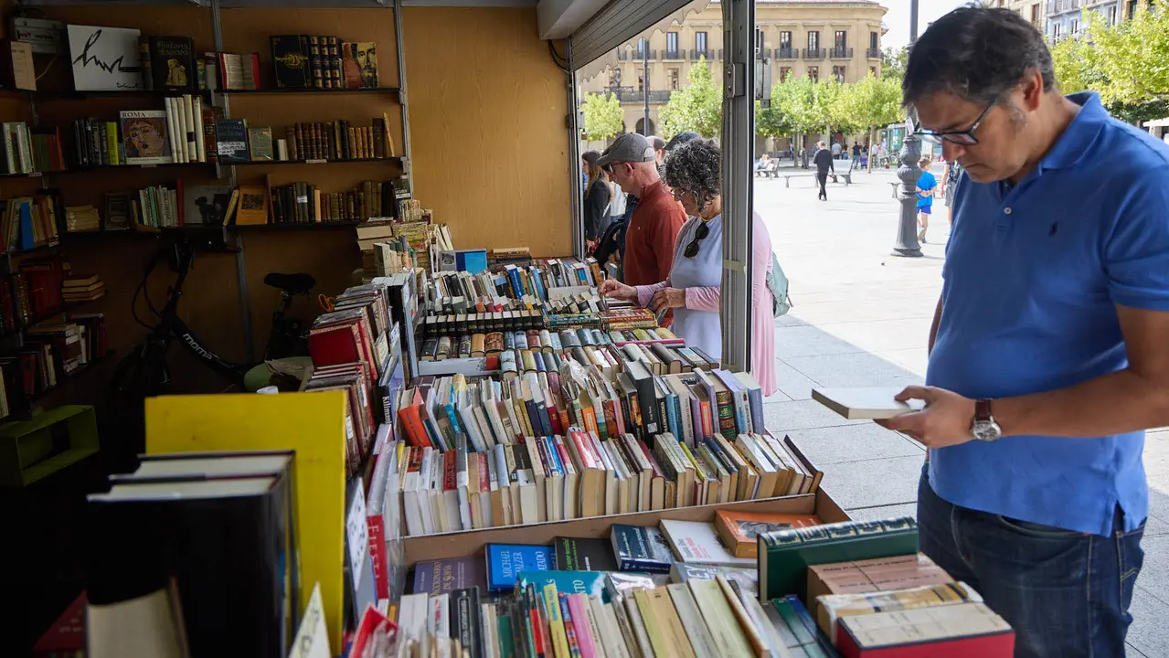 Feria del libro Antiguo y de Ocasión en la plaza del Castillo de Pamplona. IÑIGO ALZUGARAY