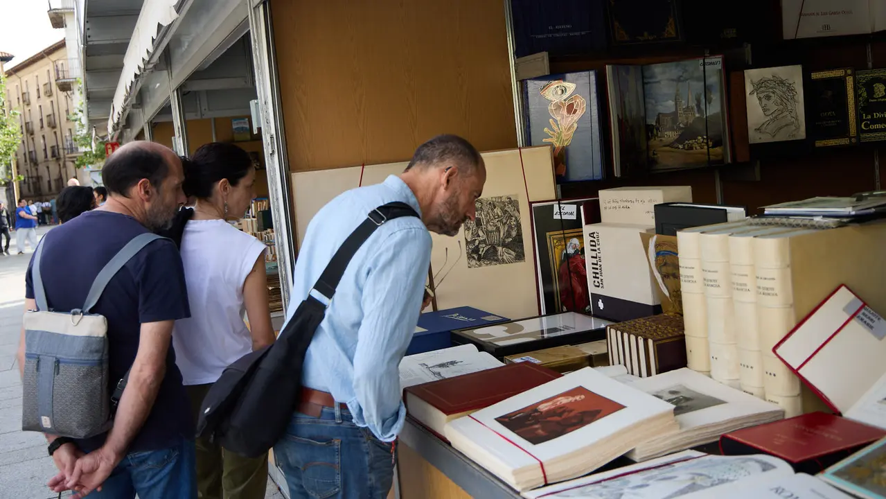 Feria del libro Antiguo y de Ocasión en la plaza del Castillo de Pamplona. IÑIGO ALZUGARAY