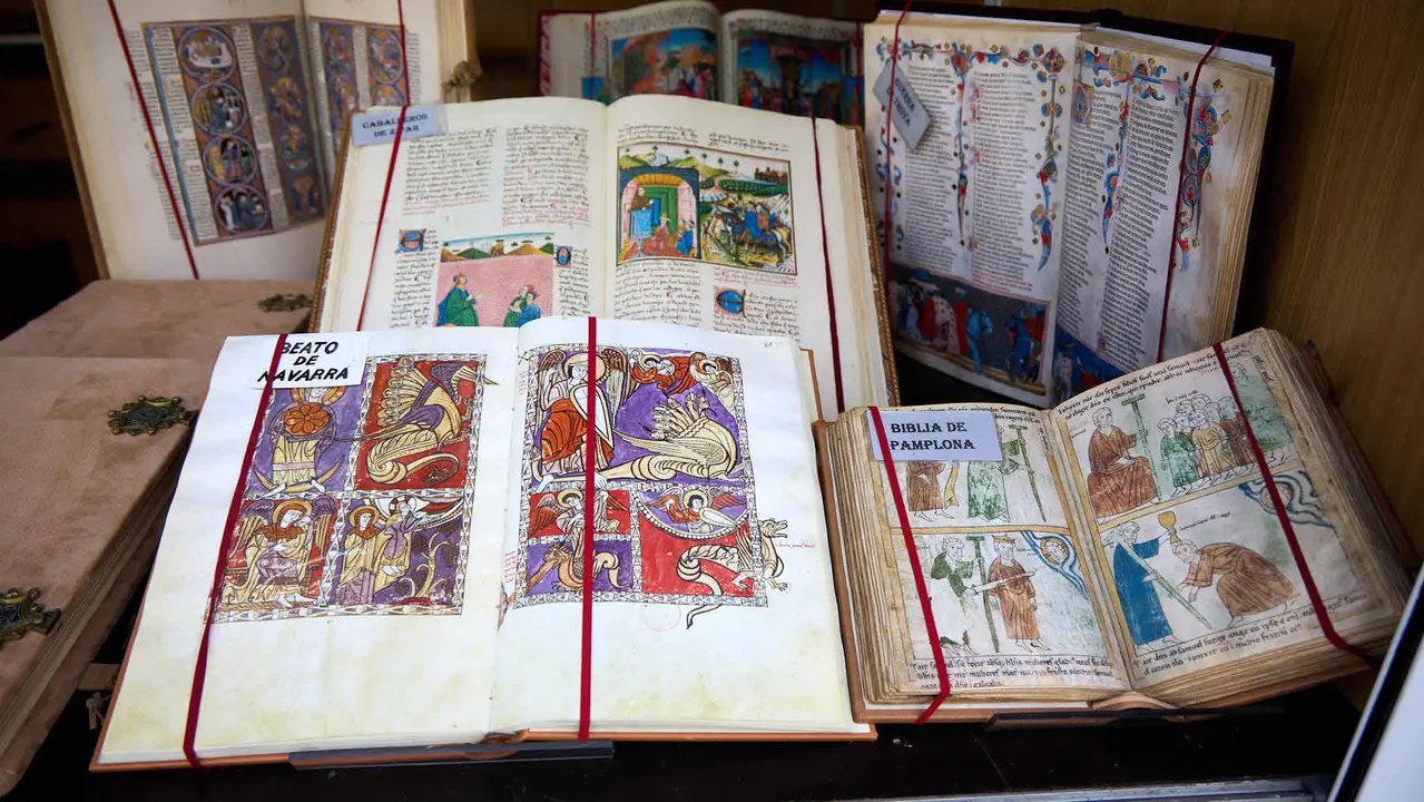 Feria del libro Antiguo y de Ocasión en la plaza del Castillo de Pamplona. IÑIGO ALZUGARAY