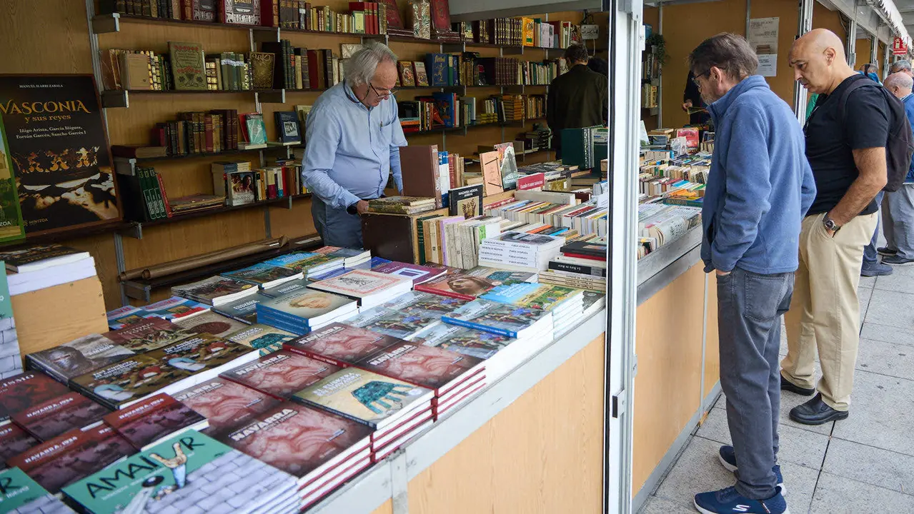 Feria del libro Antiguo y de Ocasión en la plaza del Castillo de Pamplona. IÑIGO ALZUGARAY