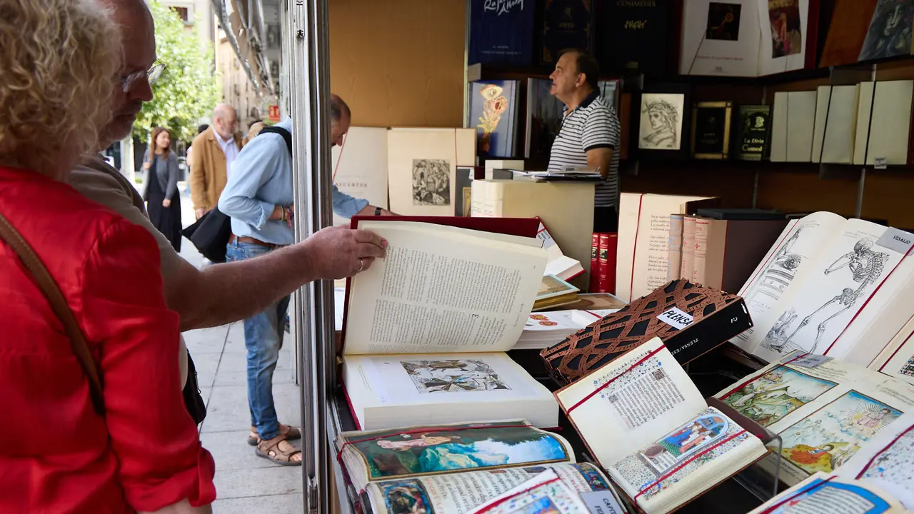 Feria del libro Antiguo y de Ocasión en la plaza del Castillo de Pamplona. IÑIGO ALZUGARAY