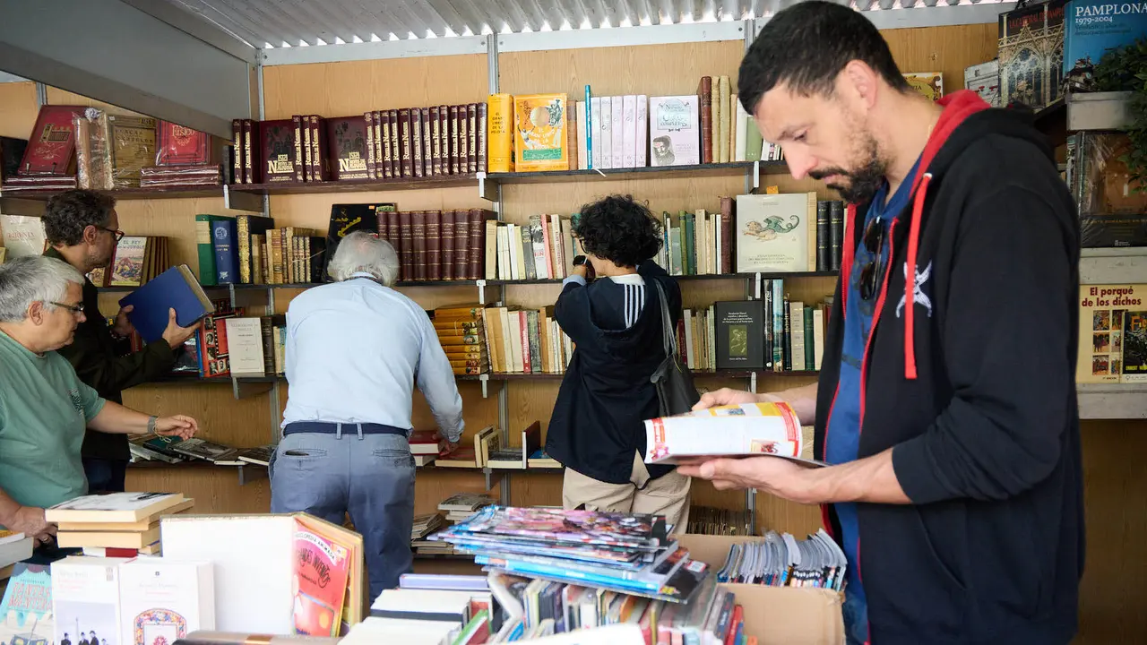 Feria del libro Antiguo y de Ocasión en la plaza del Castillo de Pamplona. IÑIGO ALZUGARAY