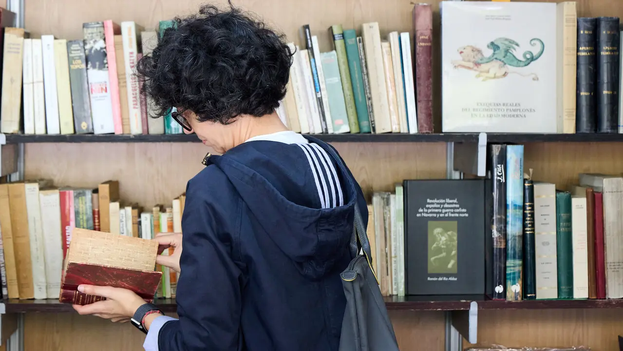 Feria del libro Antiguo y de Ocasión en la plaza del Castillo de Pamplona. IÑIGO ALZUGARAY