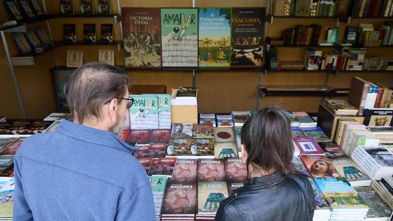 Feria del libro Antiguo y de Ocasión en la plaza del Castillo de Pamplona. IÑIGO ALZUGARAY