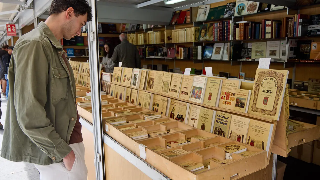 Feria del libro Antiguo y de Ocasión en la plaza del Castillo de Pamplona. IÑIGO ALZUGARAY