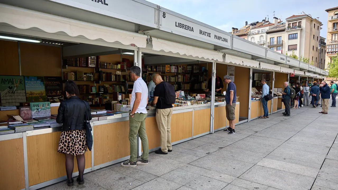 Feria del libro Antiguo y de Ocasión en la plaza del Castillo de Pamplona. IÑIGO ALZUGARAY