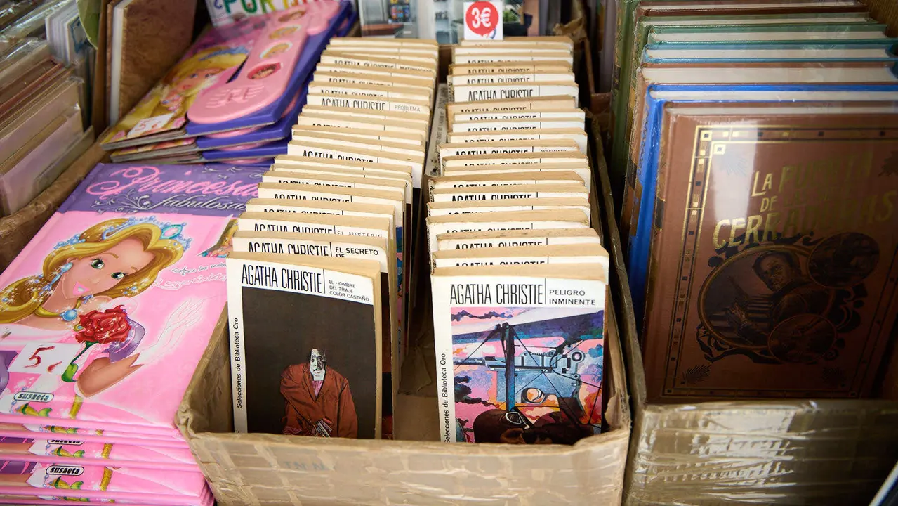 Feria del libro Antiguo y de Ocasión en la plaza del Castillo de Pamplona. IÑIGO ALZUGARAY