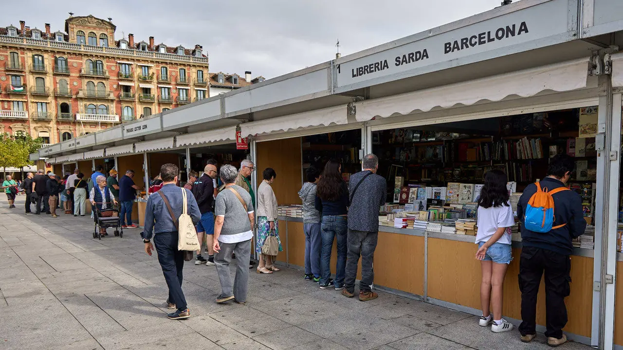 Feria del libro Antiguo y de Ocasión en la plaza del Castillo de Pamplona. IÑIGO ALZUGARAY