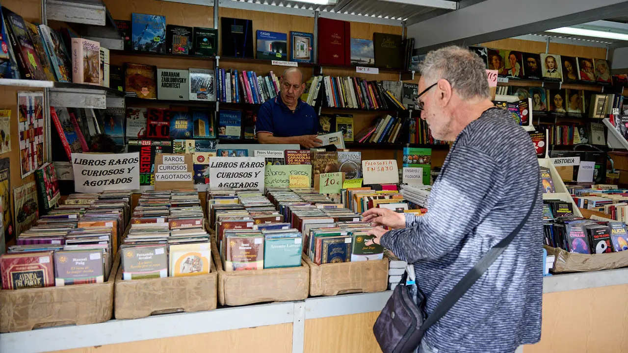 Feria del libro Antiguo y de Ocasión en la plaza del Castillo de Pamplona. IÑIGO ALZUGARAY
