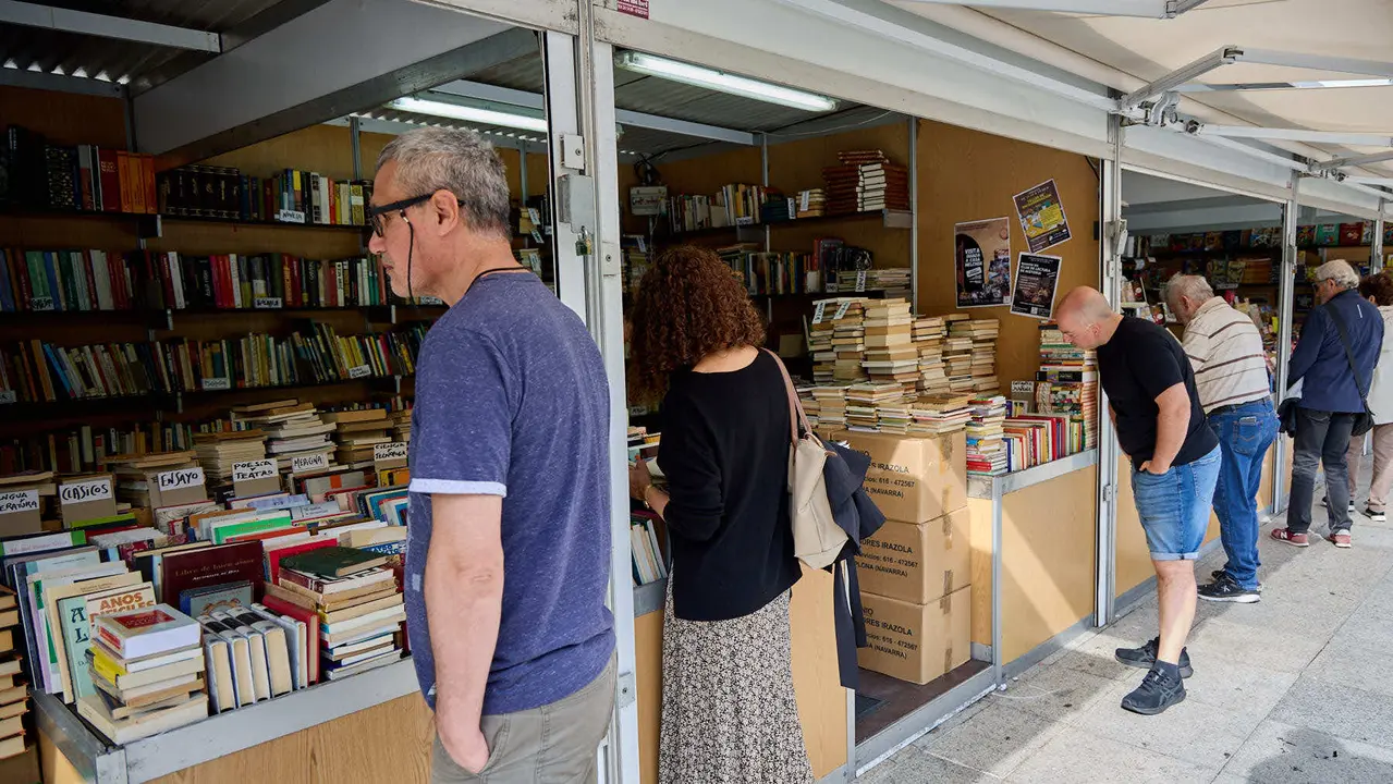 Feria del libro Antiguo y de Ocasión en la plaza del Castillo de Pamplona. IÑIGO ALZUGARAY
