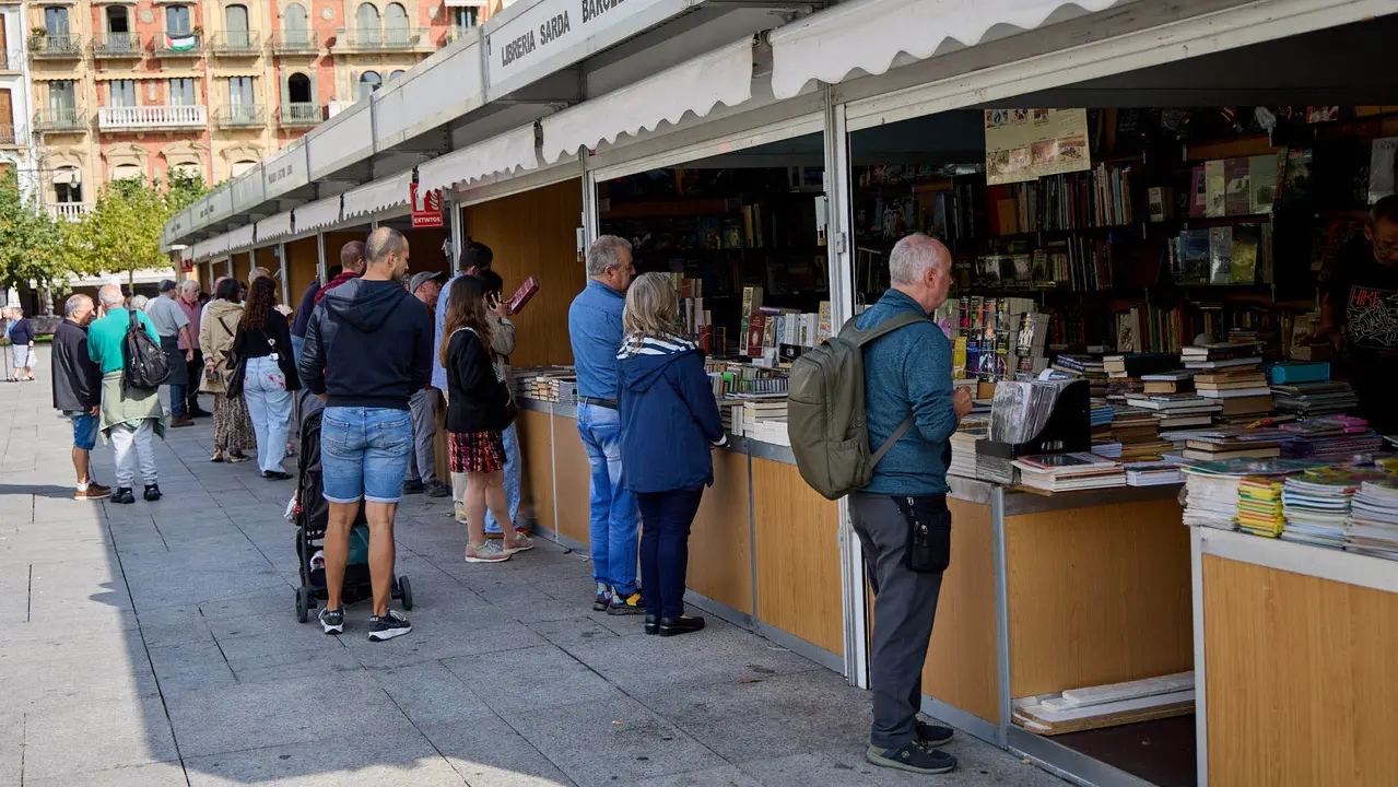 Feria del libro Antiguo y de Ocasión en la plaza del Castillo de Pamplona. IÑIGO ALZUGARAY