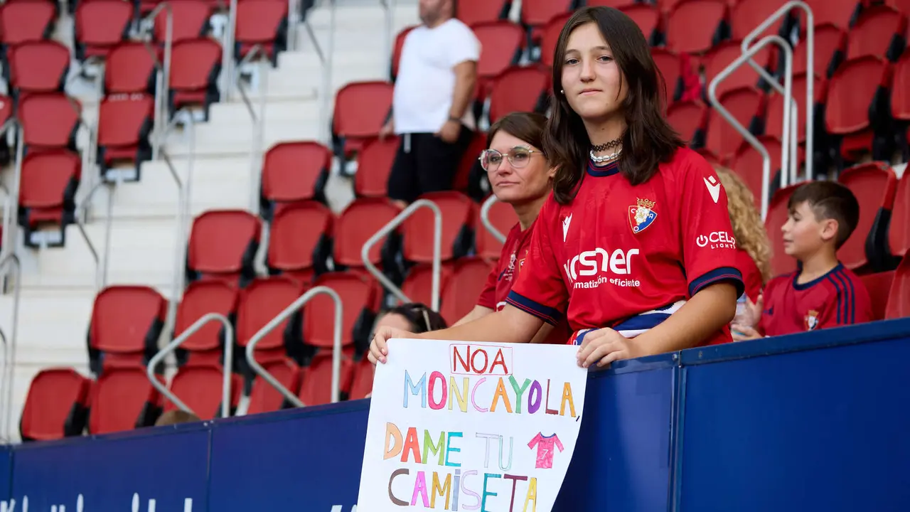 La grada del estadio de El Sadar durante el partido de La Liga EA Sports entre CA Osasuna y Rayo Vallecano disputado en Pamplona. IÑIGO ALZUGARAY