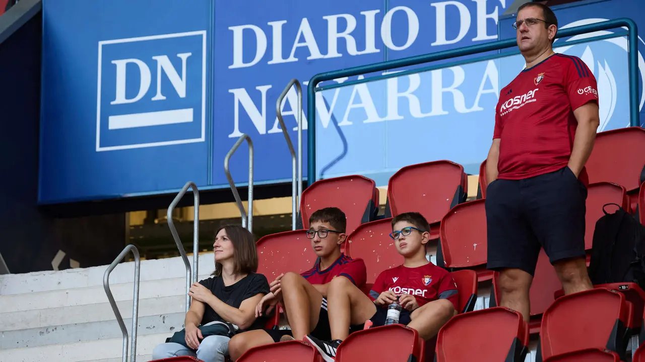 La grada del estadio de El Sadar durante el partido de La Liga EA Sports entre CA Osasuna y Rayo Vallecano disputado en Pamplona. IÑIGO ALZUGARAY