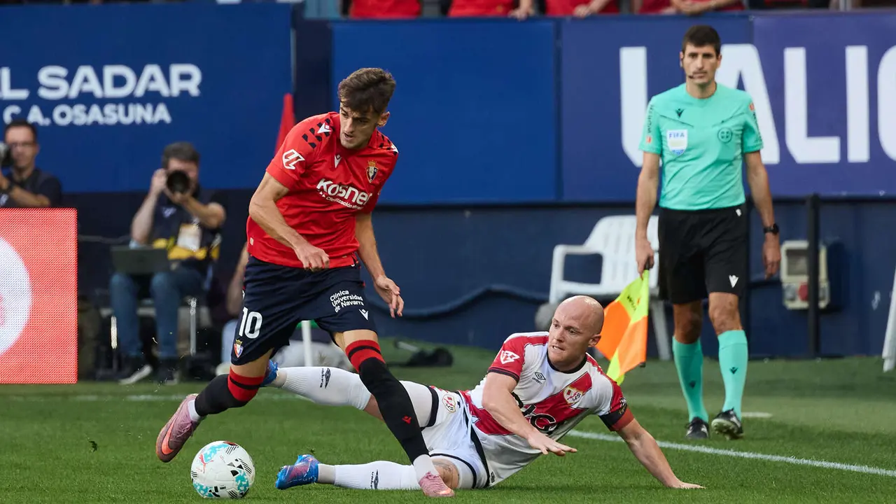 Aimar Oroz (10. CA Osasuna) y Isi Palazón (7. Rayo Vallecano) durante el partido de La Liga EA Sports entre CA Osasuna y Rayo Vallecano disputado en el estadio de El Sadar en Pamplona. IÑIGO ALZUGARAY