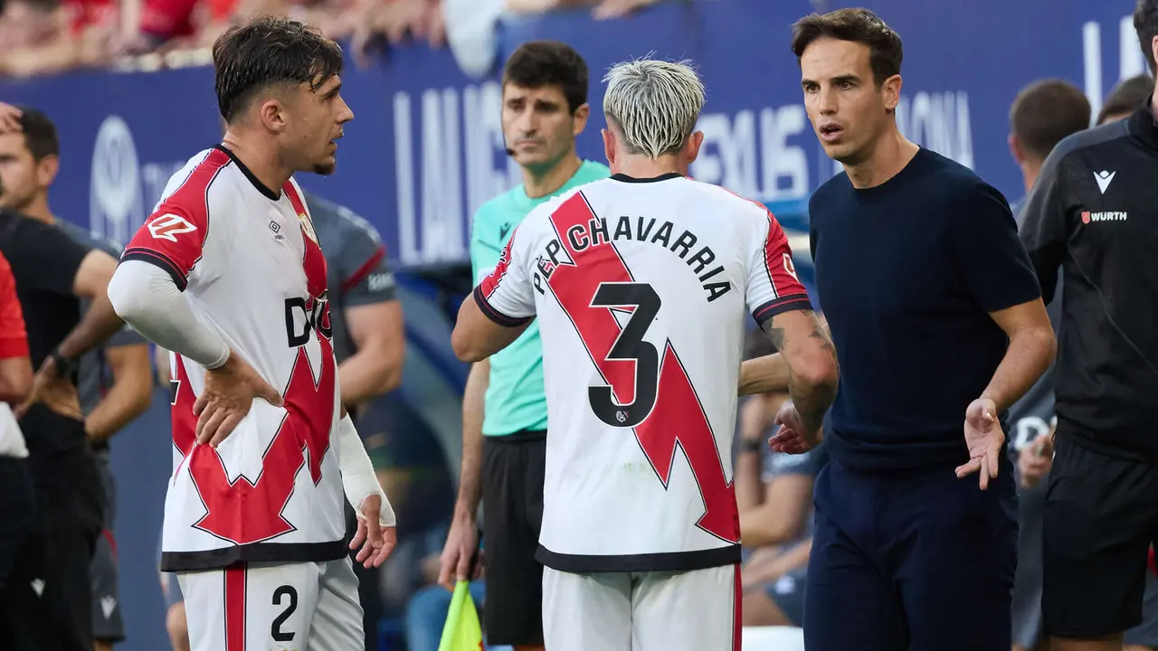 Andrei Ratiu (2. Rayo Vallecano), Pep Chavarría (3. Rayo Vallecano) y Iñigo Pérez (entrenador Rayo Vallecano) durante el partido de La Liga EA Sports entre CA Osasuna y Rayo Vallecano disputado en el estadio de El Sadar en Pamplona. IÑIGO ALZUGARAY