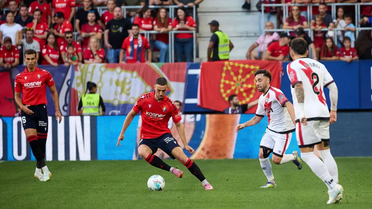 Partido de La Liga EA Sports entre CA Osasuna y Rayo Vallecano disputado en el estadio de El Sadar en Pamplona. IÑIGO ALZUGARAY