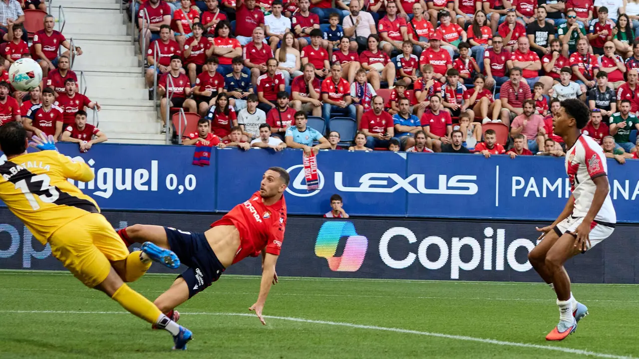 Los jugadores de Osasuna celebran el gol de Raúl García (1-0) durante el partido de La Liga EA Sports entre CA Osasuna y Rayo Vallecano disputado en el estadio de El Sadar en Pamplona. IÑIGO ALZUGARAY